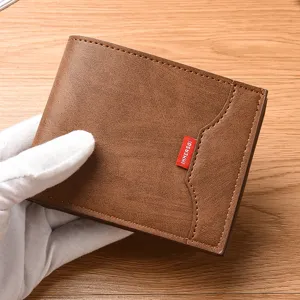 Detail van heren business korte portemonnee, compacte beurs met meerdere vakken voor kaarten.