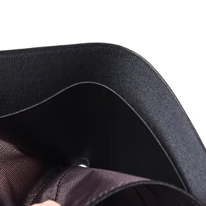 Portefeuille court homme en fibre de carbone détail intérieur, porte-cartes cuir souple style affaires.