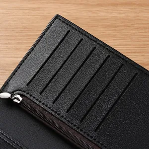 Primo piano dettagliato delle fessure per carte e della tasca con cerniera del portafoglio.