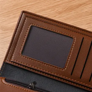 Vista dettagliata del portafoglio lungo marrone da uomo con scomparti carte e tasca zip.