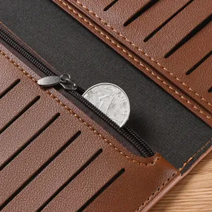 Primo piano dei dettagli dello scomparto per carte e tasca con zip in pelle