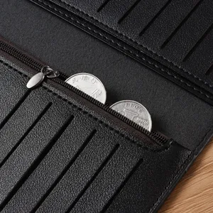 Vista dettagliata di un elegante portafoglio nero da uomo con pratiche tasche per carte e zip.