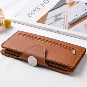 Portafoglio lungo marrone da donna con scomparti carte e tasca con zip per uso quotidiano.