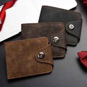 Vue détaillée de portefeuilles courts pour hommes en cuir noir et marron avec bouton-pression.