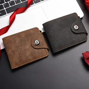Détail en gros plan d'un portefeuille homme court, cuir souple, design bouton, fentes.