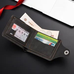 Portefeuille court pour homme avec fentes pour cartes et bouton-pression vue détaillée.