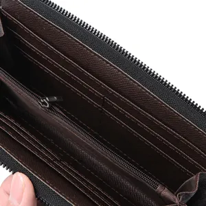 Portafoglio uomo lungo con cerniera vista interna con scomparti carte marrone elegante.