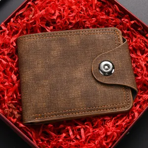 Portefeuille court pour homme en cuir souple marron avec bouton-pression et fentes.