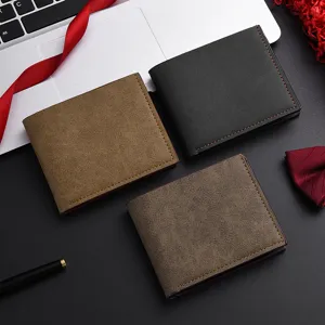 Portafoglio bifold uomo in pelle opaca vintage minimalista vista di dettaglio mostra