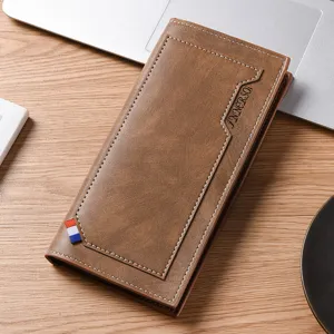 Détail de portefeuille long marron avec cuir souple, fentes pour cartes et design élégant.
