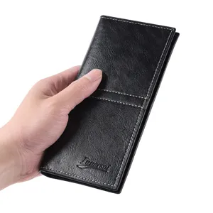 Primo piano del portafoglio lungo in pelle nera con cuciture bianche e scomparti carte.