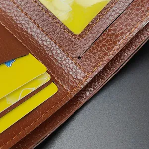 Détail intérieur d'un portefeuille en cuir PU marron avec fentes pour cartes et coutures.
