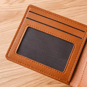 Nahaufnahme der Details von braunen Herrenbrieftasche Innenkartenfächern und Ausweisfenster.