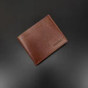 Vue détaillée de portefeuille pliant marron, matière PU texturée, porte-cartes compact
