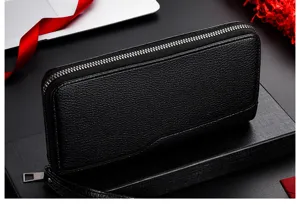 Primo piano dei dettagli del portafoglio lungo in pelle nera con trama fine e zip.