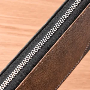 Dettaglio portafoglio uomo primo piano, design cerniera pelle marrone uso quotidiano.