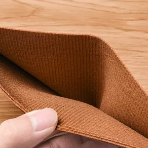 Nahaufnahme des braunen Herrenbörsen-Innenbereichs, zeigt feine Textur und gute Verarbeitung.