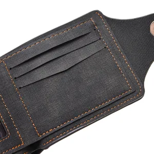 Détail de portefeuille court pour homme en cuir avec fentes multiples et coutures orange.