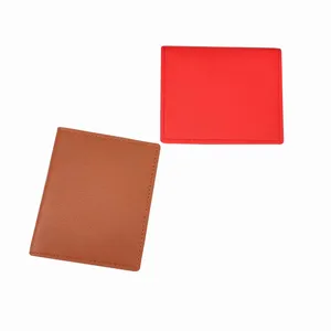 Detaillierte Ansicht des schmalen minimalistischen Kartenetuis mit vielen Fächern.