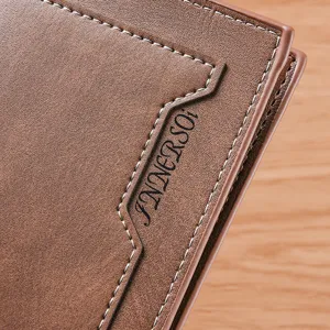 Gros plan détaillé d'un portefeuille pour homme en cuir marron avec belles coutures.