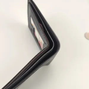 Portafoglio corto da uomo in pelle PU nera con tasca con cerniera e scomparti per carte.