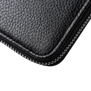 Primo piano texture dettaglio portafoglio pelle nera, texture premium, zip metallica resistente.