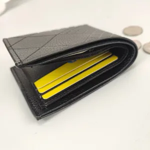 Portafoglio corto da uomo in pelle PU nera, vista dettagliata con tasche per carte e zip.