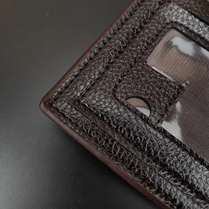 Portefeuille court homme cuir PU porte-carte détail gros plan marron texture design.