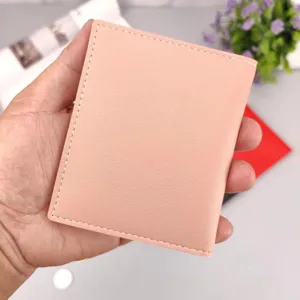 Nahaufnahme eines minimalistischen rosa Lederkartenhalters mit feinen weißen Nähten.