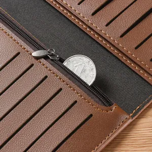 Vue détaillée d'un portefeuille homme en cuir, montrant des fentes et une poche zippée.