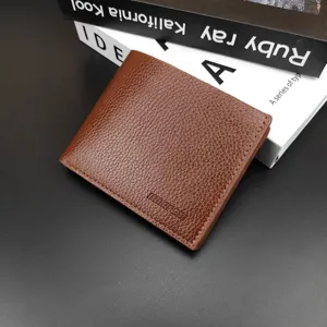 Vue détaillée d'un portefeuille court en cuir PU marron avec texture fine et design épuré.