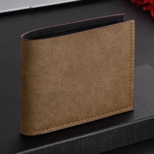 Vista dettagliata del portafoglio bifold rétro in pelle opaca da uomo, con cuciture e finiture.