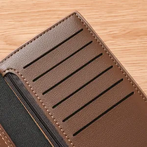 Gros plan détaillé des fentes pour cartes et des coutures du portefeuille en cuir.