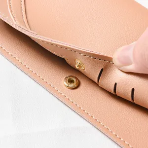 Dettaglio portafoglio lungo donna minimalista, porta carte in pelle PU con bottone.