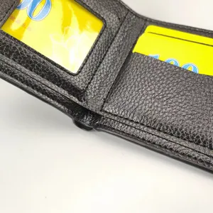 Portafoglio corto da uomo in pelle PU nera con fessure per carte e finestra ID.