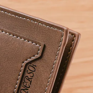 Vue rapprochée détaillée des coutures du portefeuille en cuir marron pour homme.