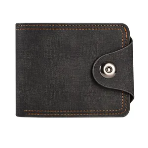 Portefeuille court pour homme avec bouton-pression, effet cuir texturé et coutures orange.