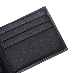 Dettaglio portafoglio in pelle uomo con fessure interne per carte e cuciture pulite.