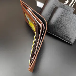 Portefeuille court pour homme en cuir PU à deux volets avec poche zippée, porte-cartes marron.