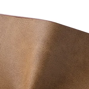 Vista dettagliata del portafoglio in pelle marrone opaca con trama fine e bifold.