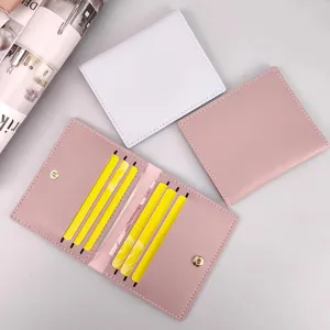 Detailansicht des pastellfarbenen Kartenetuis mit vielen Fächern, schlankem Design und Druckknopf.