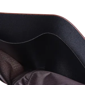 Dettaglio dell'interno di un portafoglio da uomo in pelle con fessure per carte e fodera in tessuto.