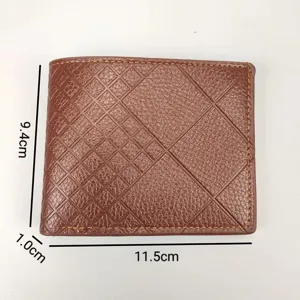 Portafoglio corto da uomo in ecopelle PU marrone con trama intrecciata classica e compatta.