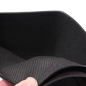 Detailaufnahme des Geldbörseninneren mit schwarzer Kohlefasertextur und mehreren Fächern.