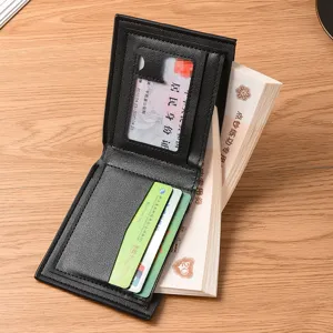 Detailansicht des schwarzen Herren Ledergeldbeutels mit Kartenfaechern und grosser Kapazitaet.