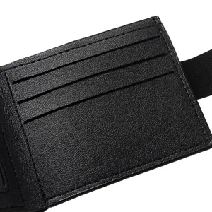 Detailansicht der schwarzen Carbonfaser-Geldbörse mit inneren Kartenfächern und Gummiband.