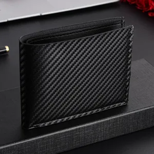 Vue détaillée du portefeuille court homme motif carbone, porte-cartes noir élégant.