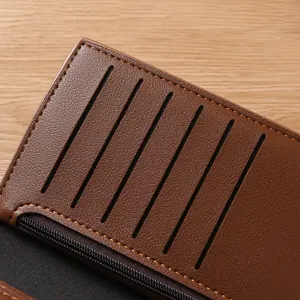 Portafoglio lungo in pelle marrone dettagli fessure carte primo piano, stile robusto