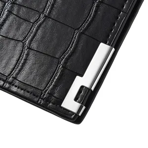 Cartera larga negra para hombre con patrón de cocodrilo y esquinas metálicas plateadas.