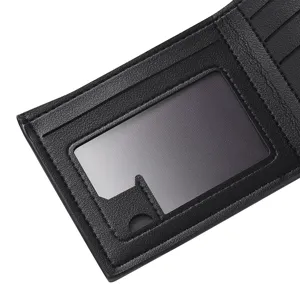 Dettaglio interno portafoglio uomo pelle nera finestra trasparente tasche per carte pulito